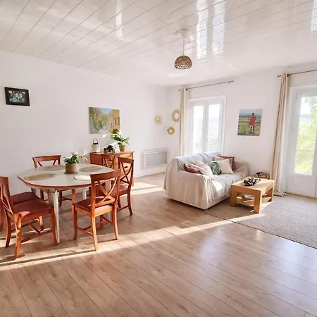 Large, Bright Close To The Old Town Apartment