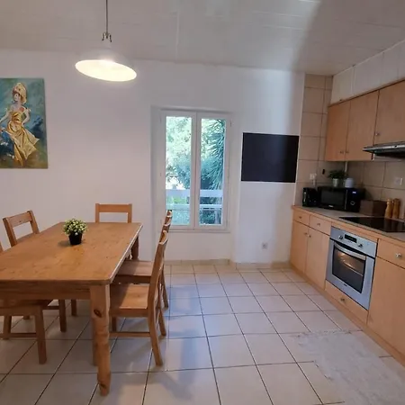 Large, Bright Close To The Old Town Apartment Hyères