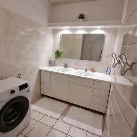 Large, Bright Close To The Old Town Apartment *